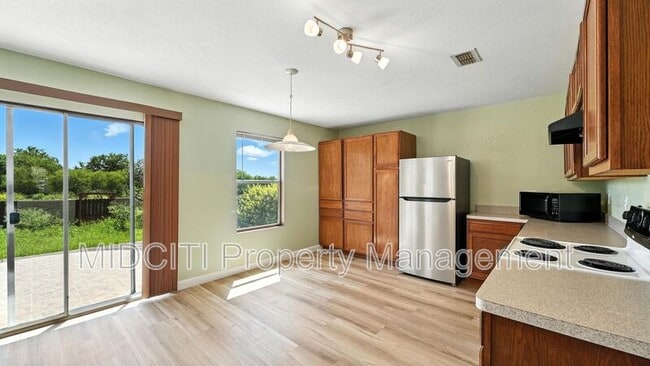 Building Photo - 209 Hinge Loop