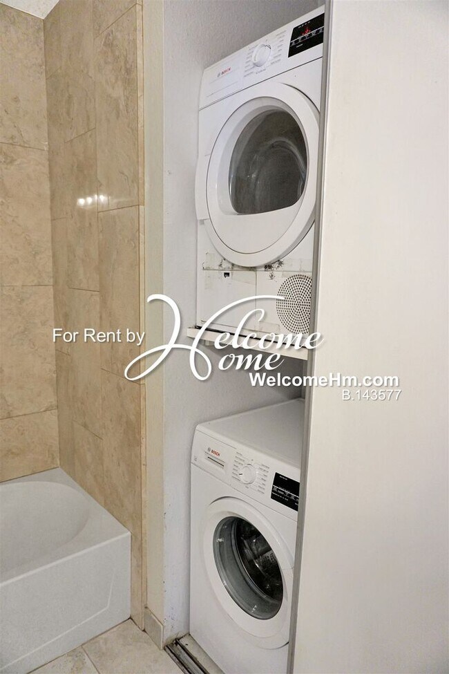 Building Photo - Convenient & Cozy Ground Level Condo Near ...