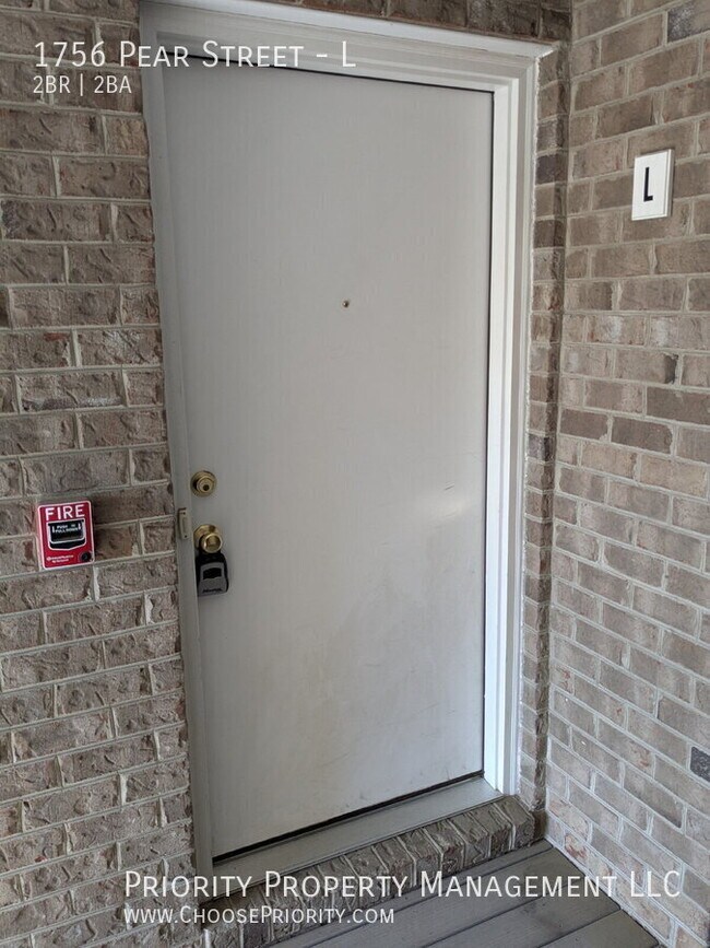 Building Photo - 1756 Pear St