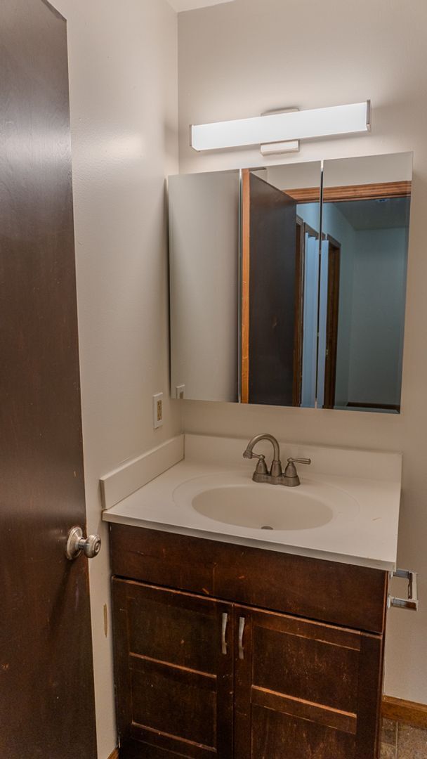 Building Photo - Updated 3-Bedroom Townhouse in Convenient ...