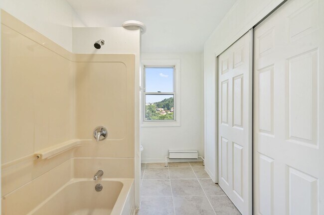 Building Photo - 2 bed 1 bath - newly updated, convenient location, washer/dryer/dishwasher