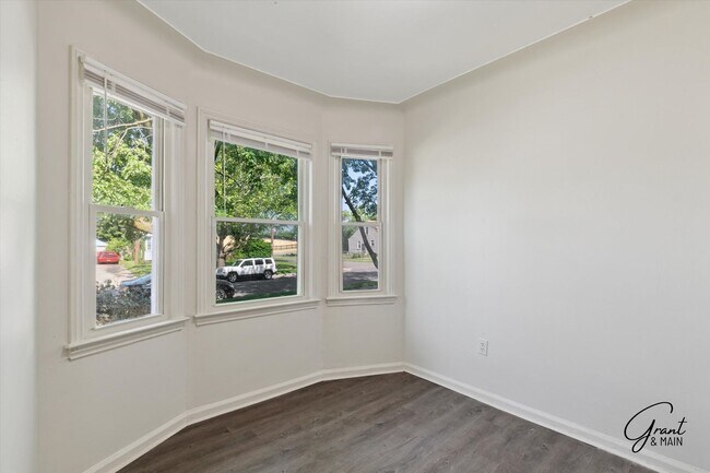 Building Photo - $1200 3 bedroom bungalow