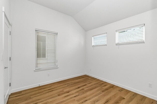 Building Photo - 1040 S Donovan St