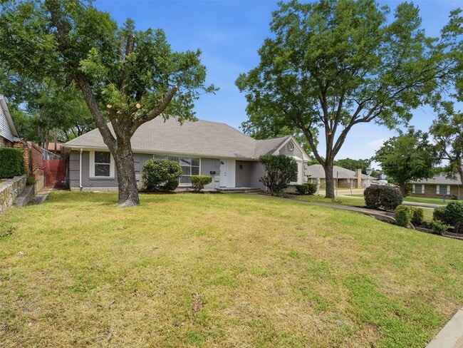 Building Photo - 2121 Canton Dr