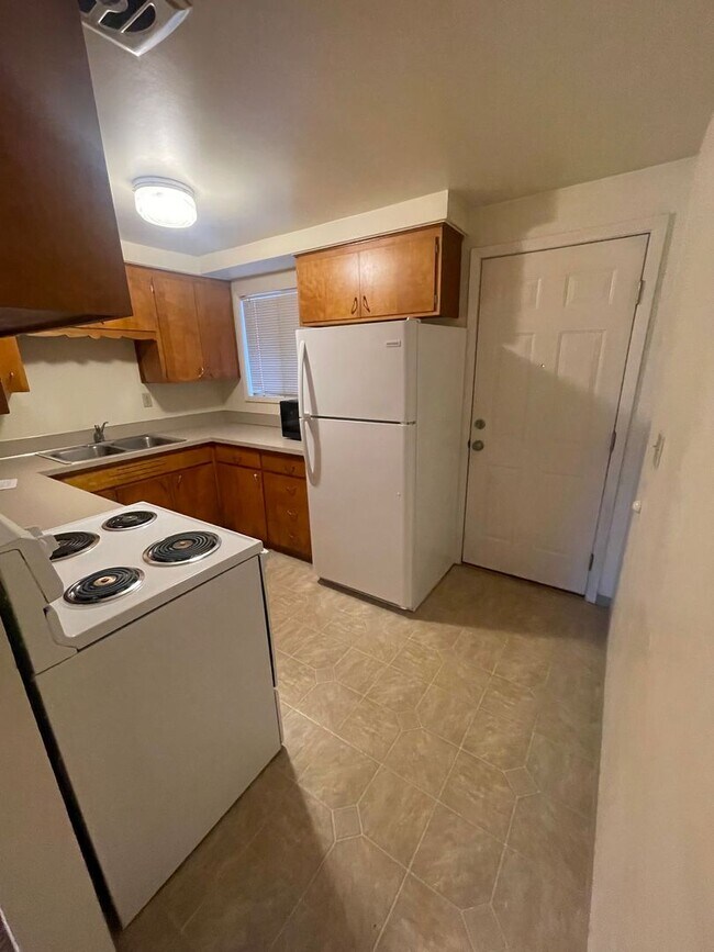 Building Photo - Large 2 Bedroom over looking the Golf Course!