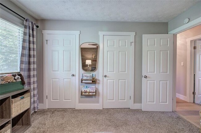 Building Photo - 3410 Holliglen Dr