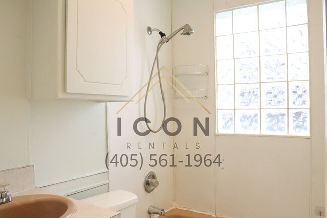 Building Photo - 146 N El Reno Ave