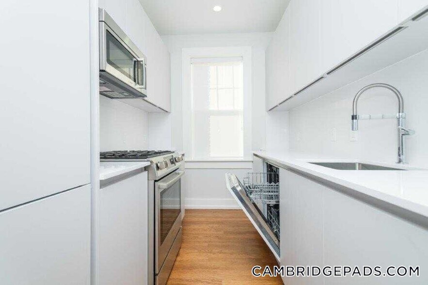 Building Photo - 19A Forest St