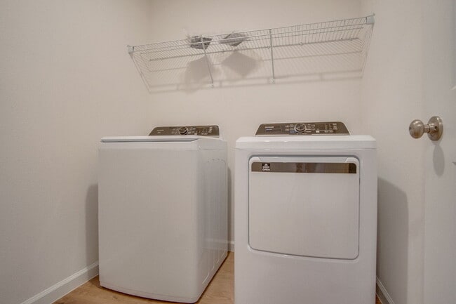 Building Photo - 4-Bedroom Eagles Ridge Rental with Open Floor Plan & Internet Included