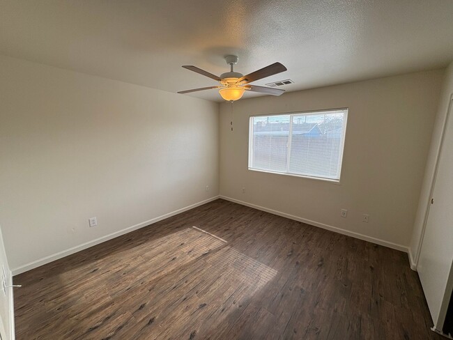 Building Photo - Spacious Home Near Shopping Center Rent Re...