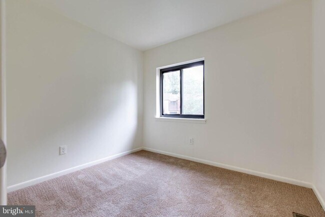 Building Photo - 5461 Enberend Terrace