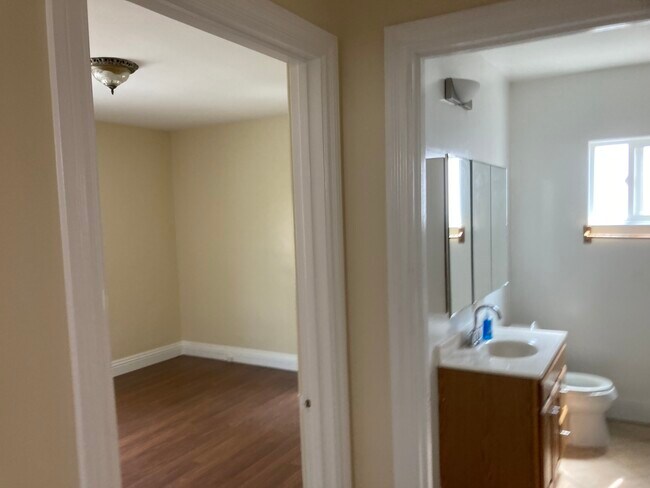 Bed & Bath #2 - 850 Warren Ave