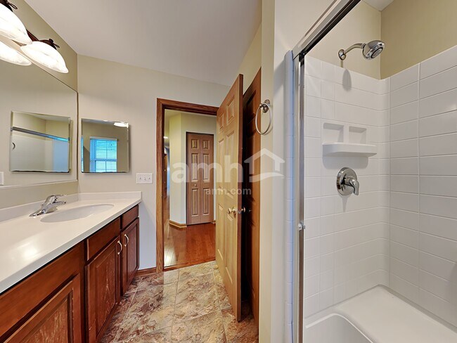 Building Photo - 255 Springwood Dr