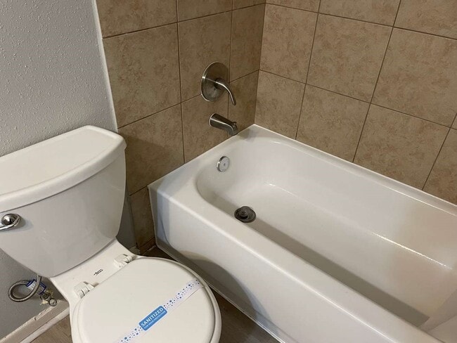 Building Photo - 2306 Cambridge Ct N