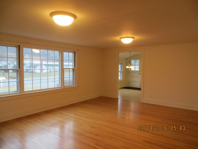 Living Room - 1109 Starr Rd