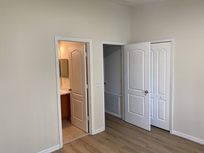 Building Photo - 303 Wilton Cir