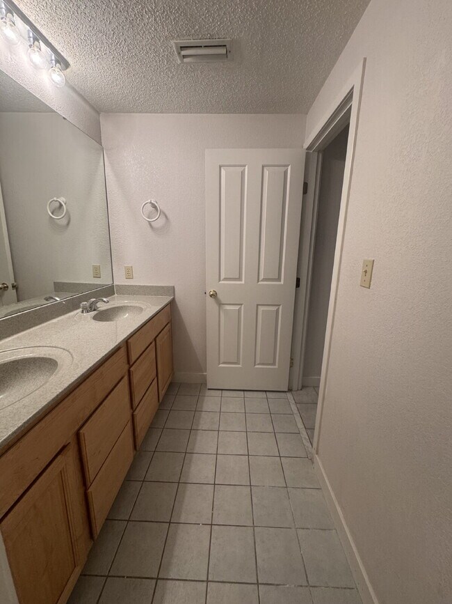 Building Photo - Spacious Mountain Condo 3 bedroom 2 bathroom.
