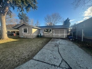 Building Photo - 2 bed house w/ fenced yard