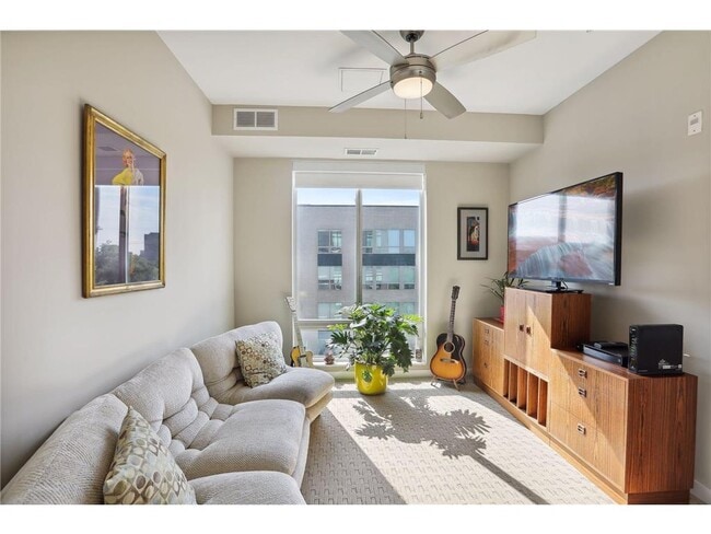 Building Photo - 401 SE Main St