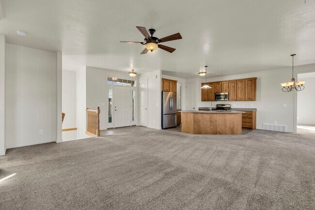 Building Photo - Charming Midway Home - Available Now!