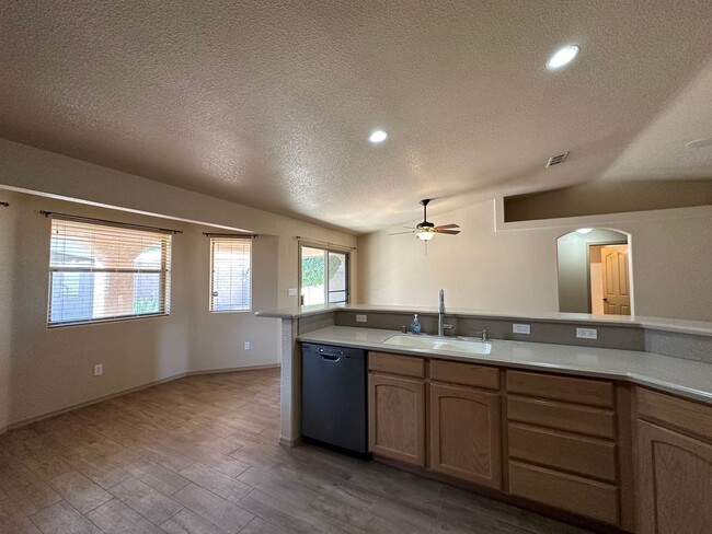 Building Photo - Beautiful 3 bedroom, 3 garage home in Chap...