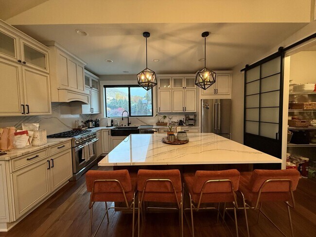 Building Photo - Now renting 4 bedroom Luxury House, stillporoperties.com