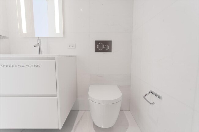 Building Photo - 300 Biscayne Blvd Way