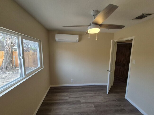 Building Photo - 4018 Sunrise Cove Dr