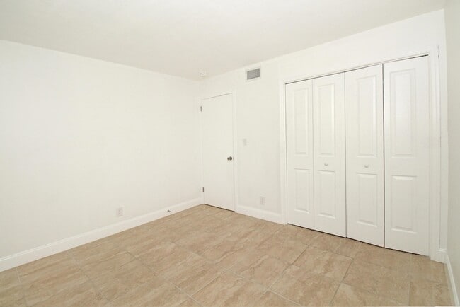 Building Photo - 402 Lake Shore Dr