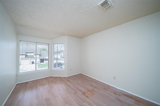 Building Photo - 10619 Chapel Hill Dr