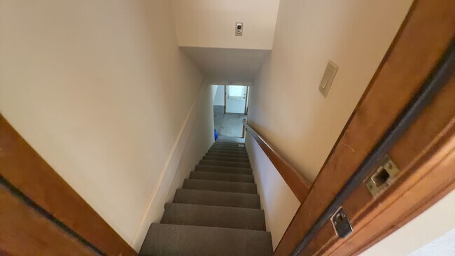 Building Photo - 3405 SW Hillcrest Dr