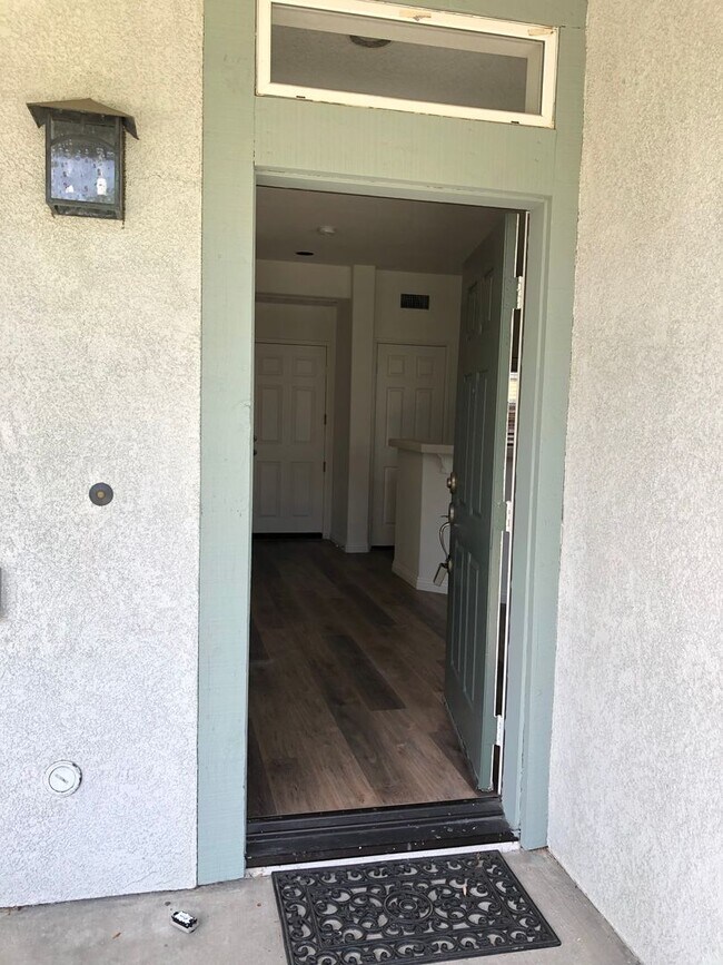 Building Photo - CHARMING 3 BR/2.5 BATH  " TWELVE PICKET LA...