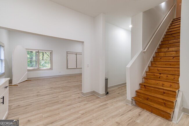 Building Photo - 651 Briarleigh Way