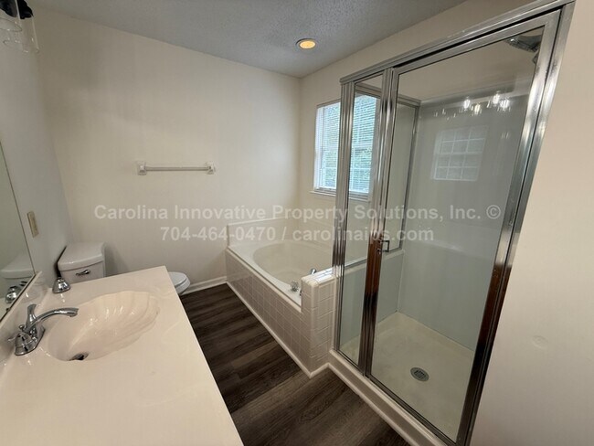 Building Photo - 10722 Roxbury Ct