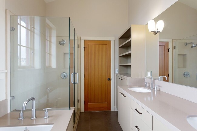 Building Photo - Available Unit In The Heart Of Elmwood!