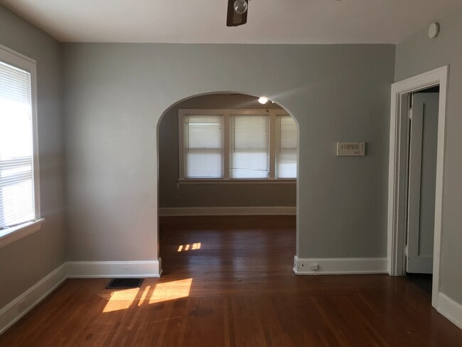 Building Photo - 5 Bedroom/3 Bathroom, mins. from UC $750/p...
