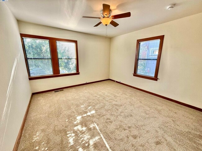 Building Photo - 252 Stoakes Ave