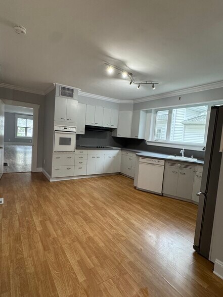 Building Photo - 258 Coburn Ave