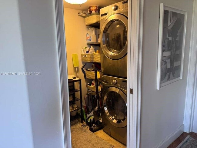 Building Photo - 2400 SW 3rd Ave