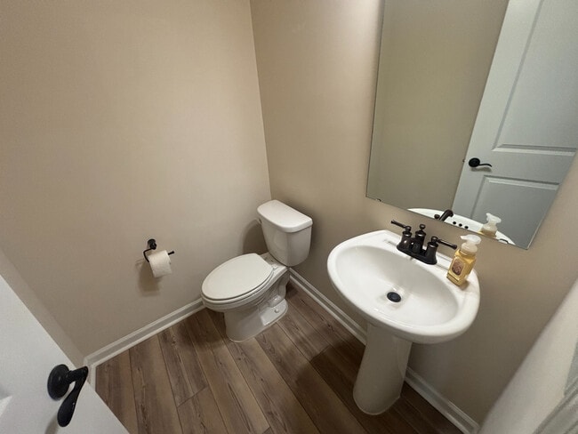 Building Photo - Room in House on Hedge Maple Dr