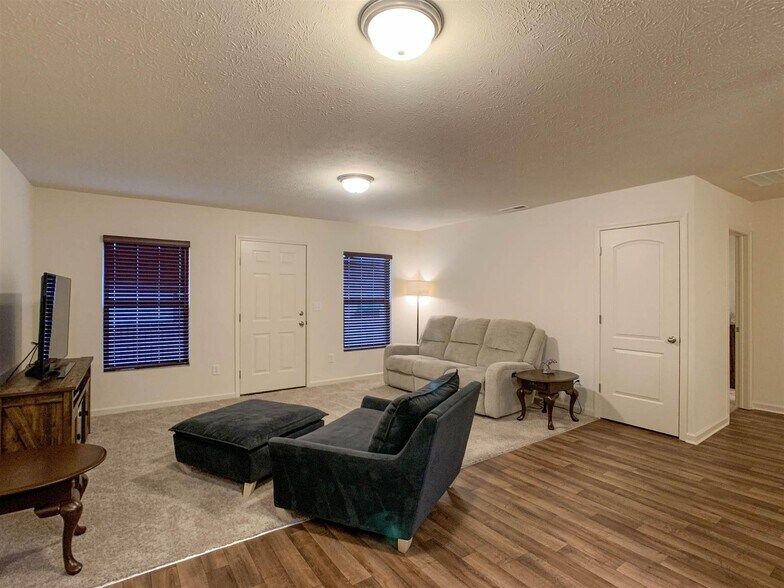 Building Photo - 391 Ariel Dr