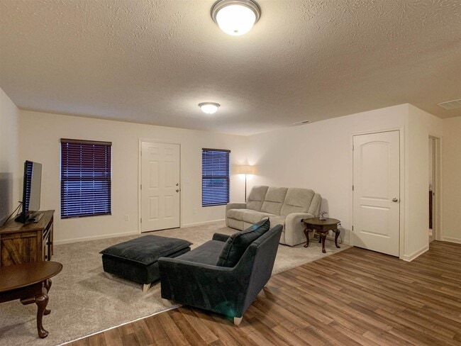 Building Photo - 391 Ariel Dr