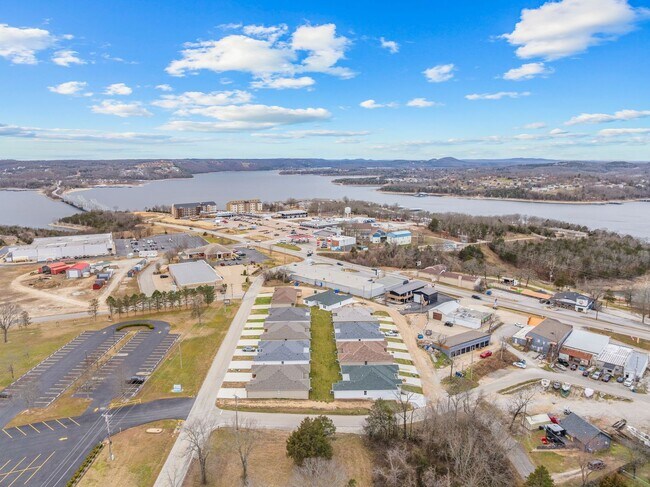 Building Photo - Luxury Lake Living Starts Here – Newer 2 Bed, 2 Bath House in Kimberling City- Year Round Vacatio...