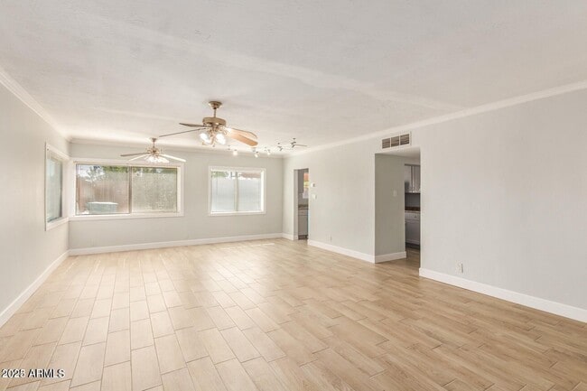 Building Photo - 547 E Belmont Ave