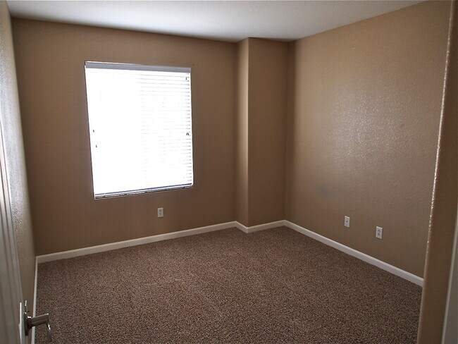 Building Photo - The Meadows Deceptively Spacious w/3BD plus Large Loft! Available Now.