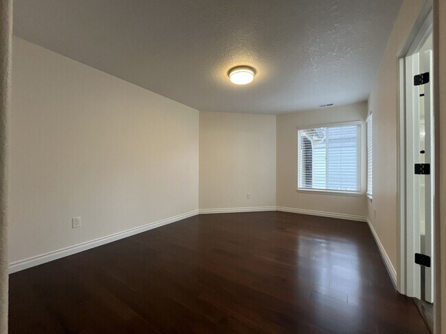 Building Photo - Grand 5 Bedroom Home Featuring 19ft Ceilings, Family Room & Main-Level Suite