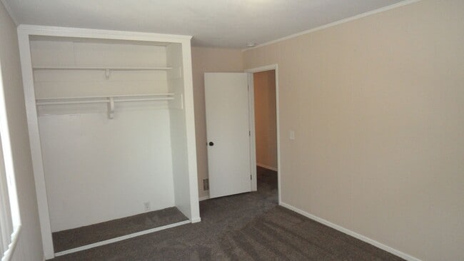 Building Photo - Spacious 6 Bedroom, 3 Bathroom, Single Fam...