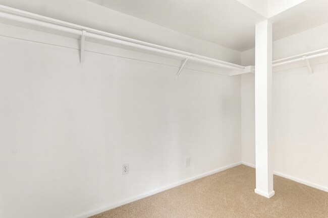 Building Photo - 4950 Louise Ave