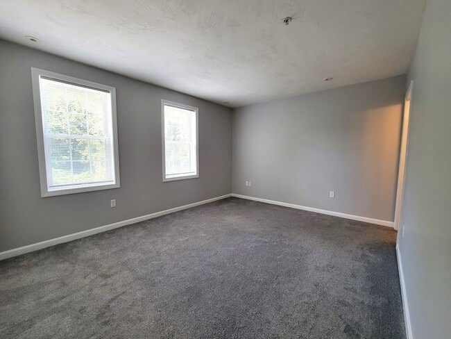 Building Photo - 70 Oak St Ext
