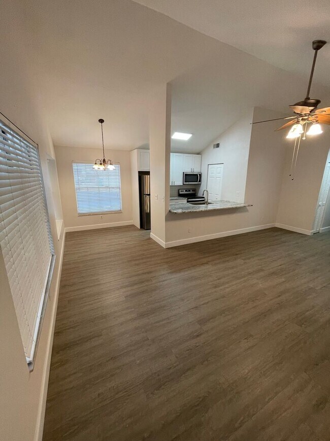 Building Photo - Amazing 3/2 located in desirable Palm Harb...